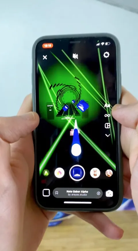 Note Saber AR Game, screen, black, blue and neon green